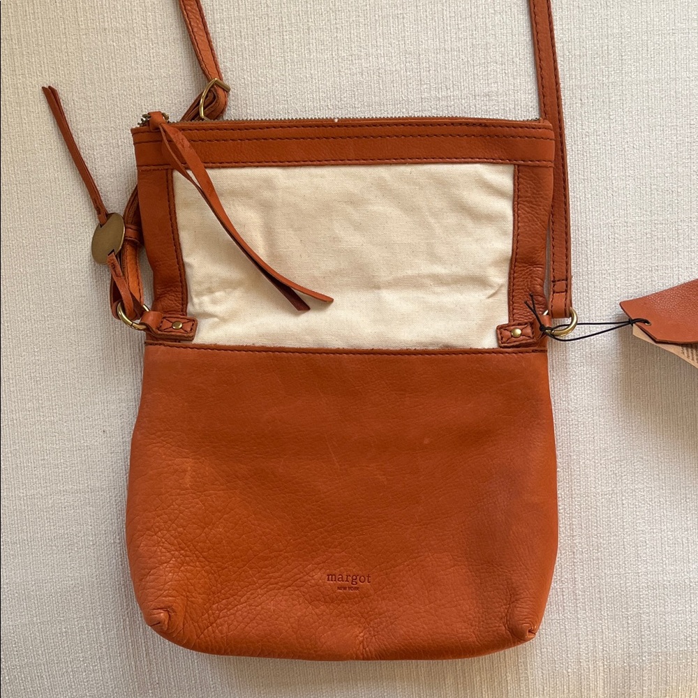 Margot New York Classic Brown Fold over Crossbody Bag.
Tags on.
Genuine leather - Picture 5 of 11